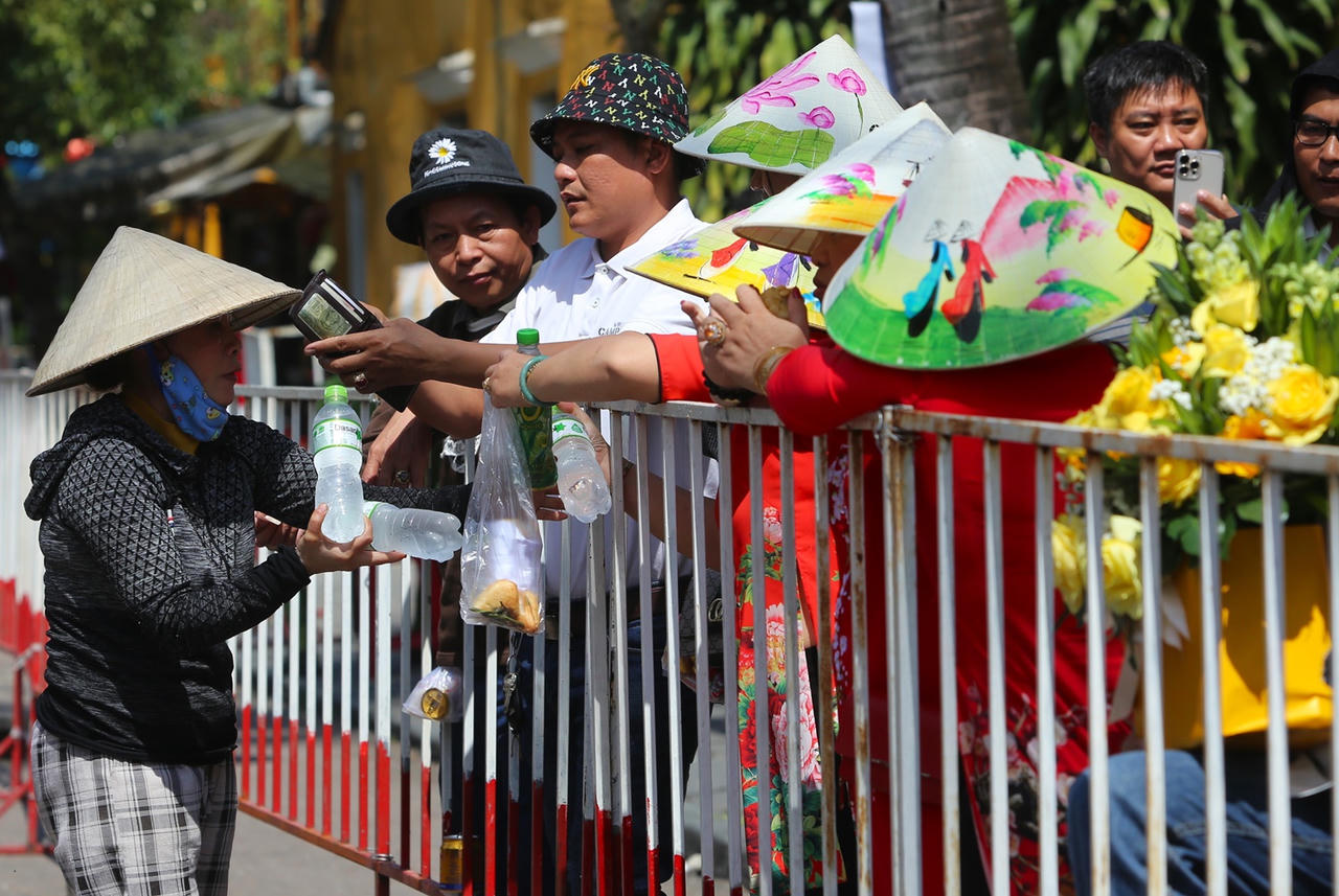 Xếp hàng dài, người dân "đội nắng" chờ xin lộc Chùa Ông