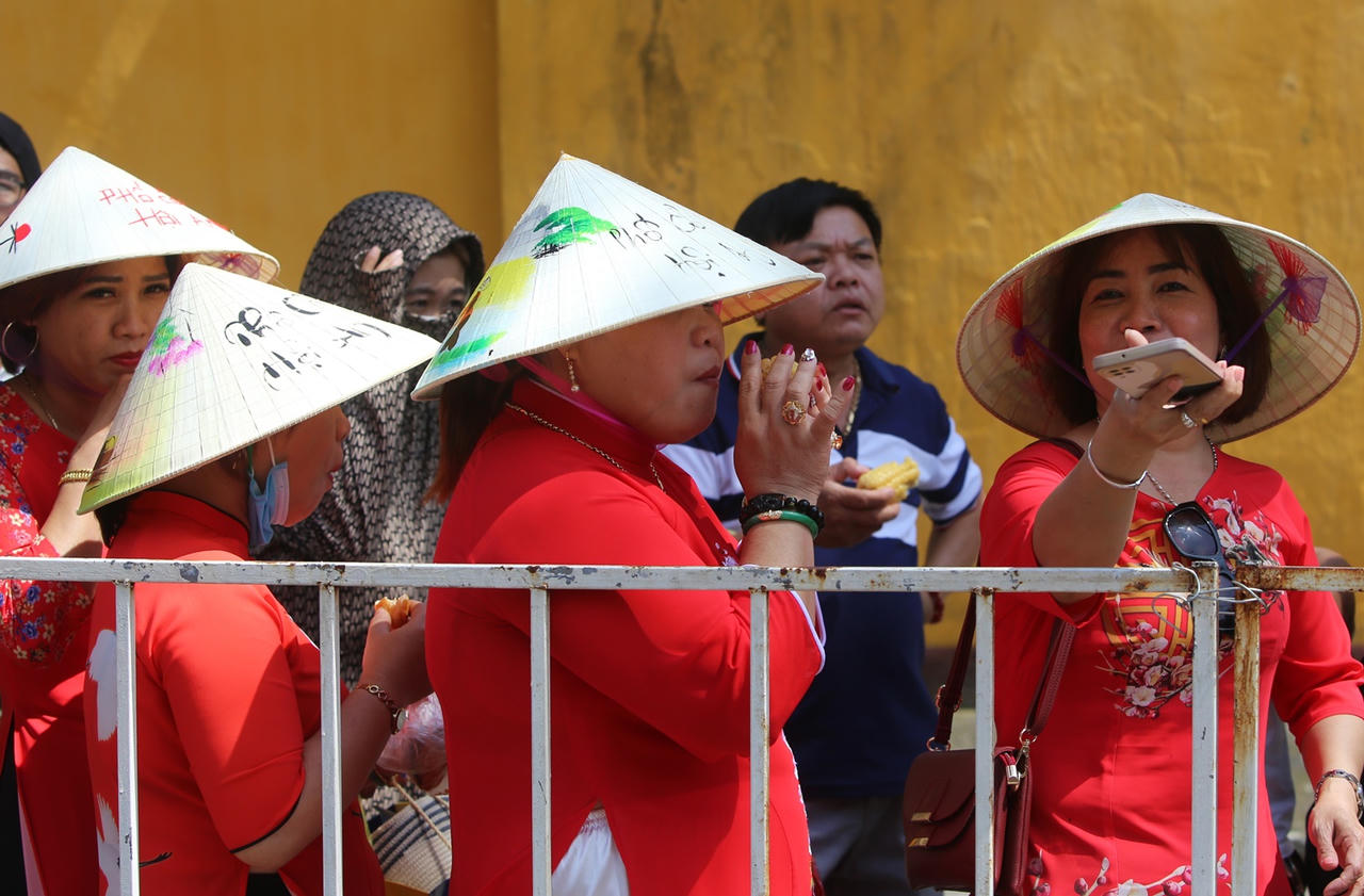 Xếp hàng dài, người dân "đội nắng" chờ xin lộc Chùa Ông