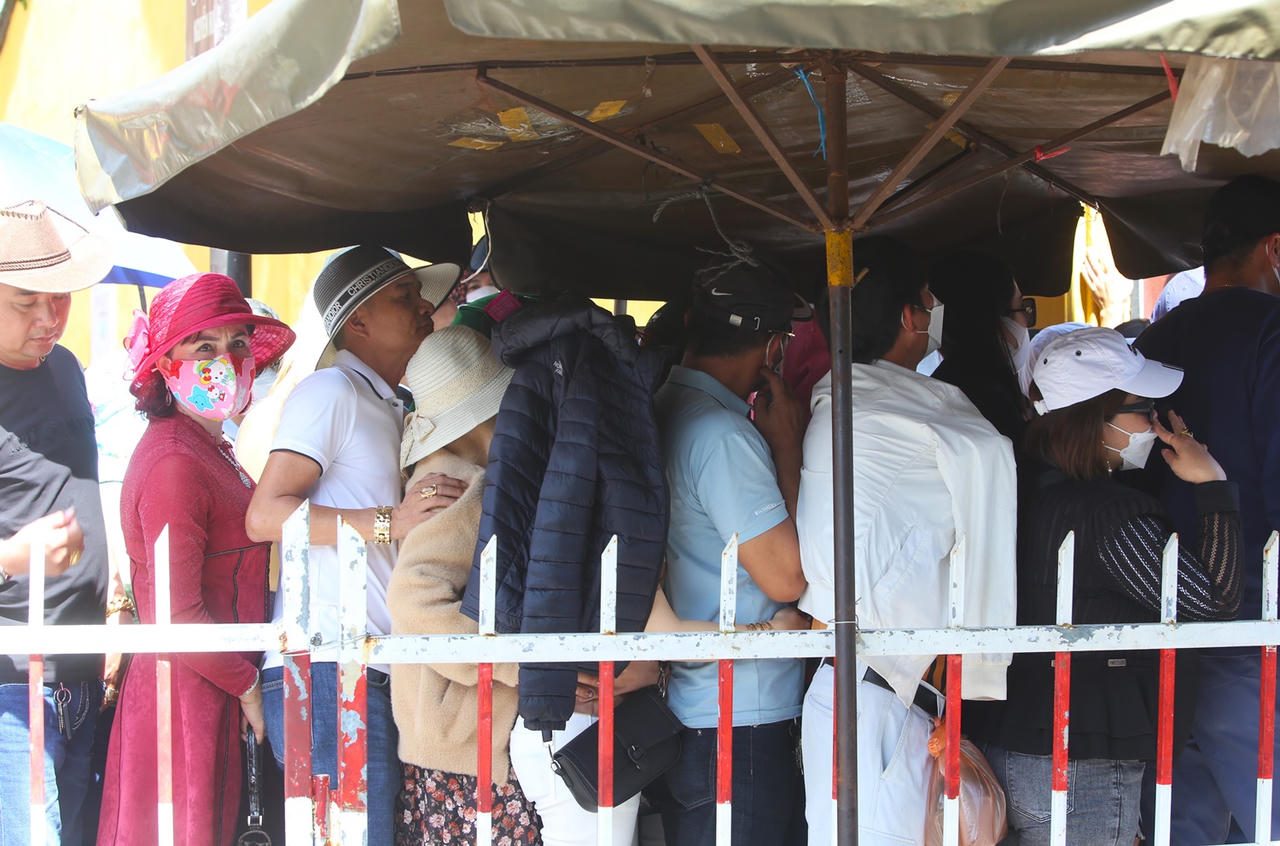 Xếp hàng dài, người dân "đội nắng" chờ xin lộc Chùa Ông