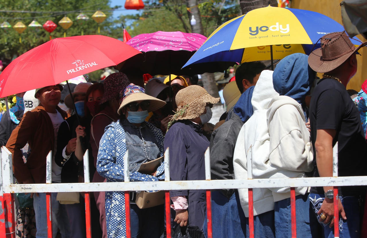 Xếp hàng dài, người dân "đội nắng" chờ xin lộc Chùa Ông