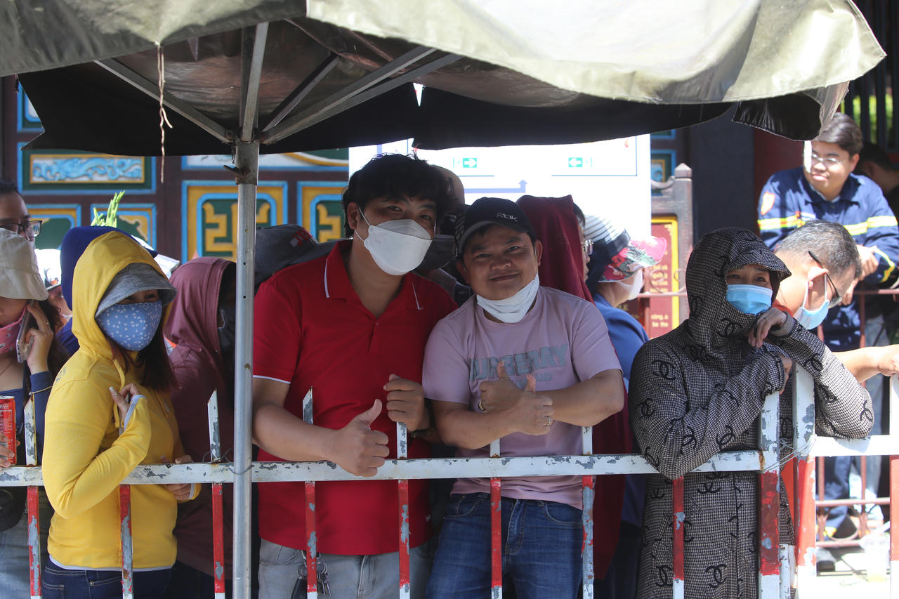 Xếp hàng dài, người dân "đội nắng" chờ xin lộc Chùa Ông