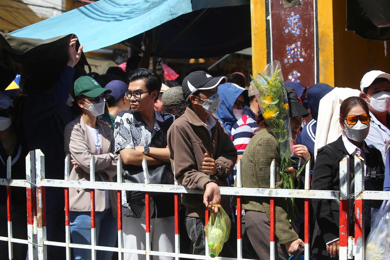 Xếp hàng dài, người dân "đội nắng" chờ xin lộc Chùa Ông