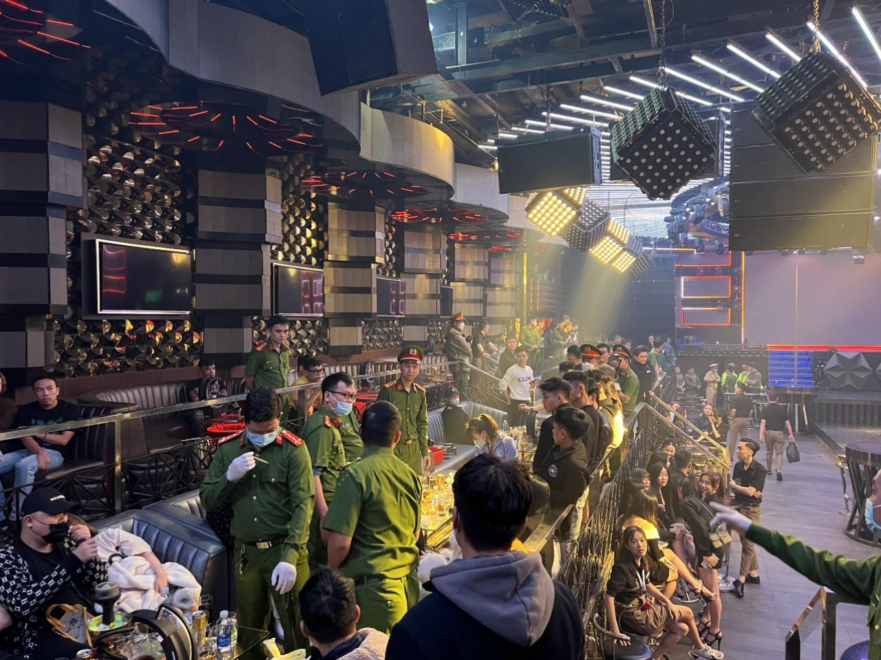 Bắt thêm 2 đối tượng tổ chức "tiệc ma túy" trong vũ trường New Phương Đông