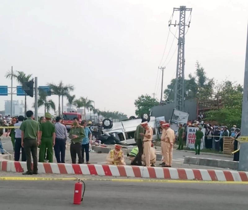 Quảng Nam: Ô tô va chạm xe đầu kéo, 8 người tử vong, nhiều người bị thương