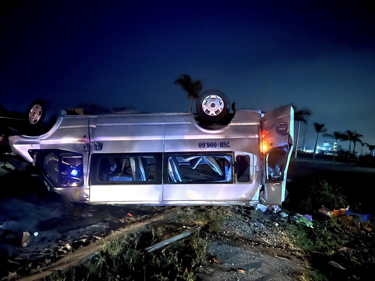 Quảng Nam: Ô tô va chạm xe đầu kéo, 8 người tử vong, nhiều người bị thương