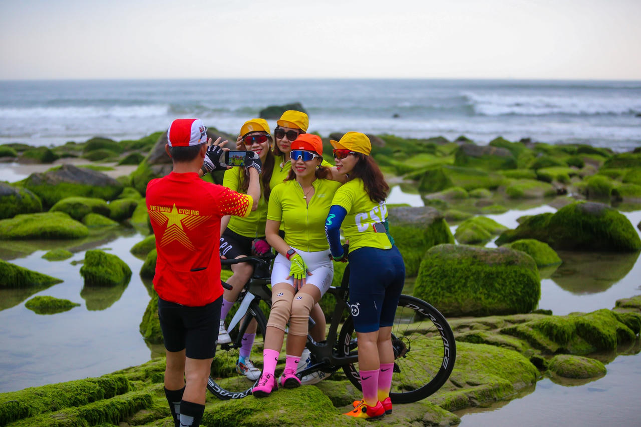 Nghềnh đá Nam ô xanh mướt như ngọc: Người dân và du khách đổ xô đến check in