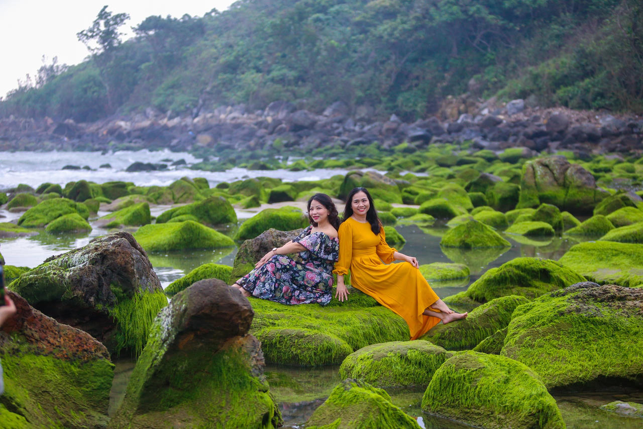 Nghềnh đá Nam ô xanh mướt như ngọc: Người dân và du khách đổ xô đến check in