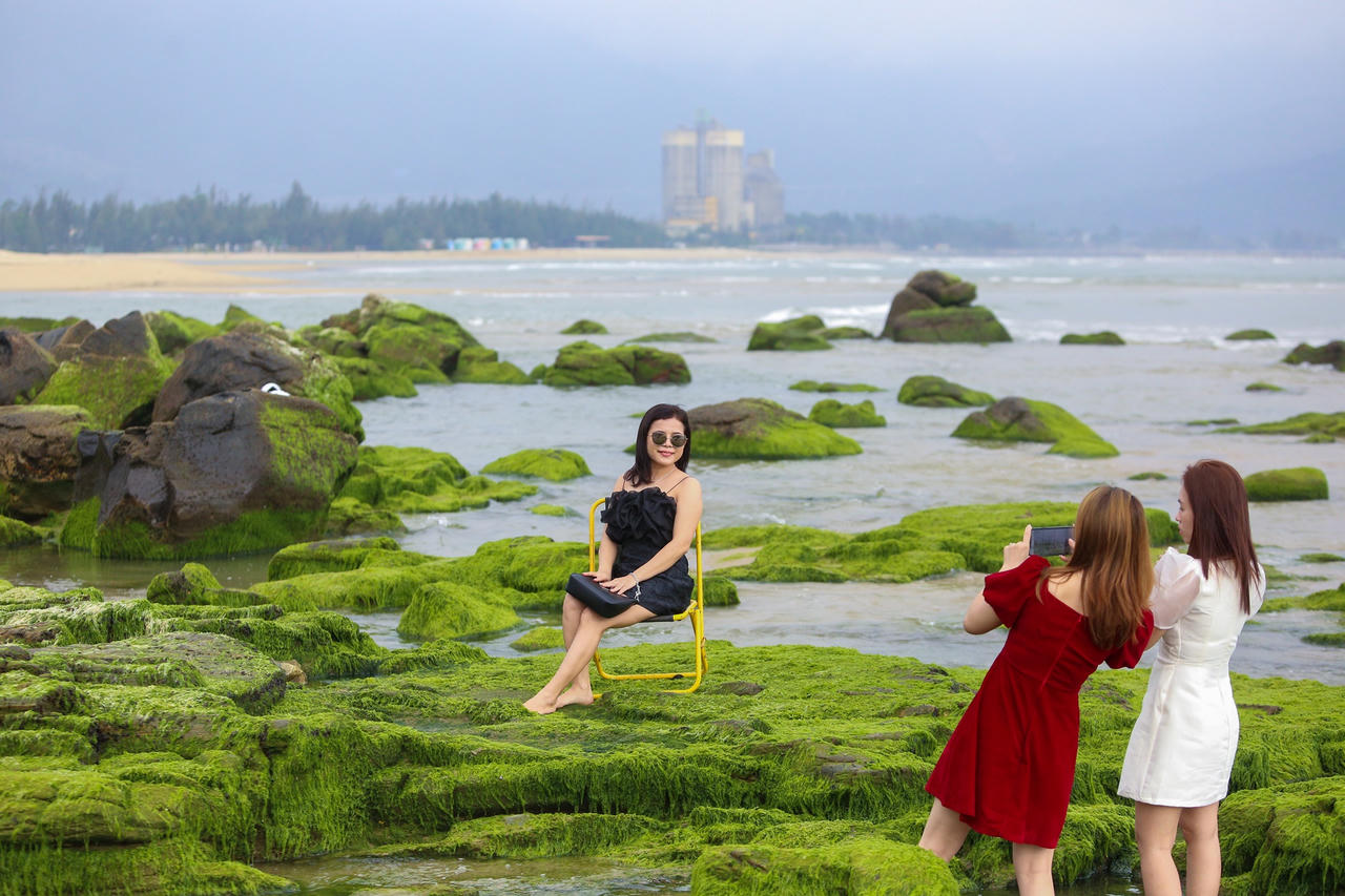 Nghềnh đá Nam ô xanh mướt như ngọc: Người dân và du khách đổ xô đến check in