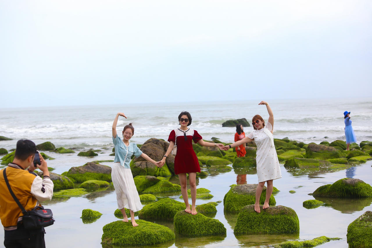 Nghềnh đá Nam ô xanh mướt như ngọc: Người dân và du khách đổ xô đến check in