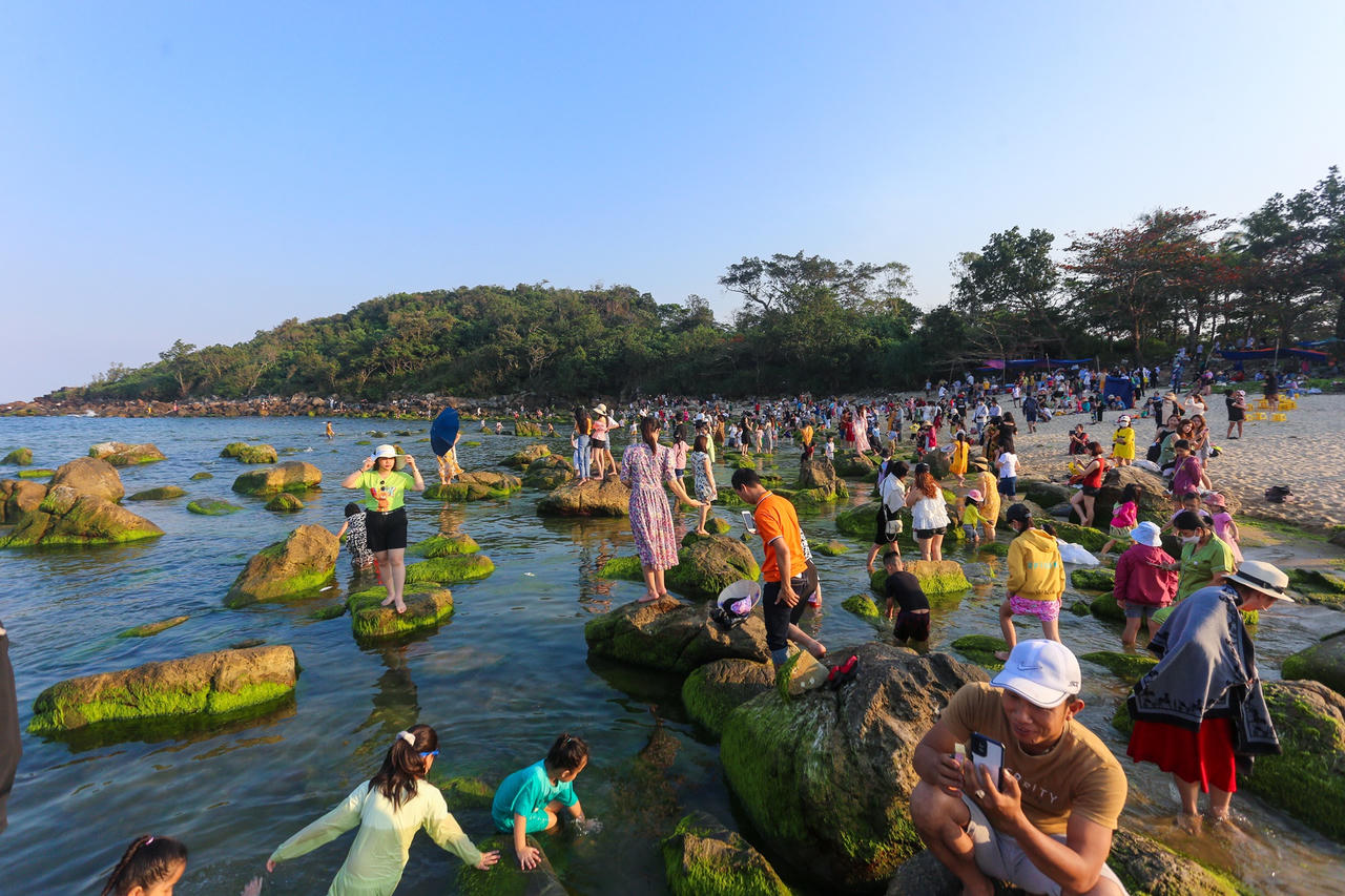 Nghềnh đá Nam ô xanh mướt như ngọc: Người dân và du khách đổ xô đến check in