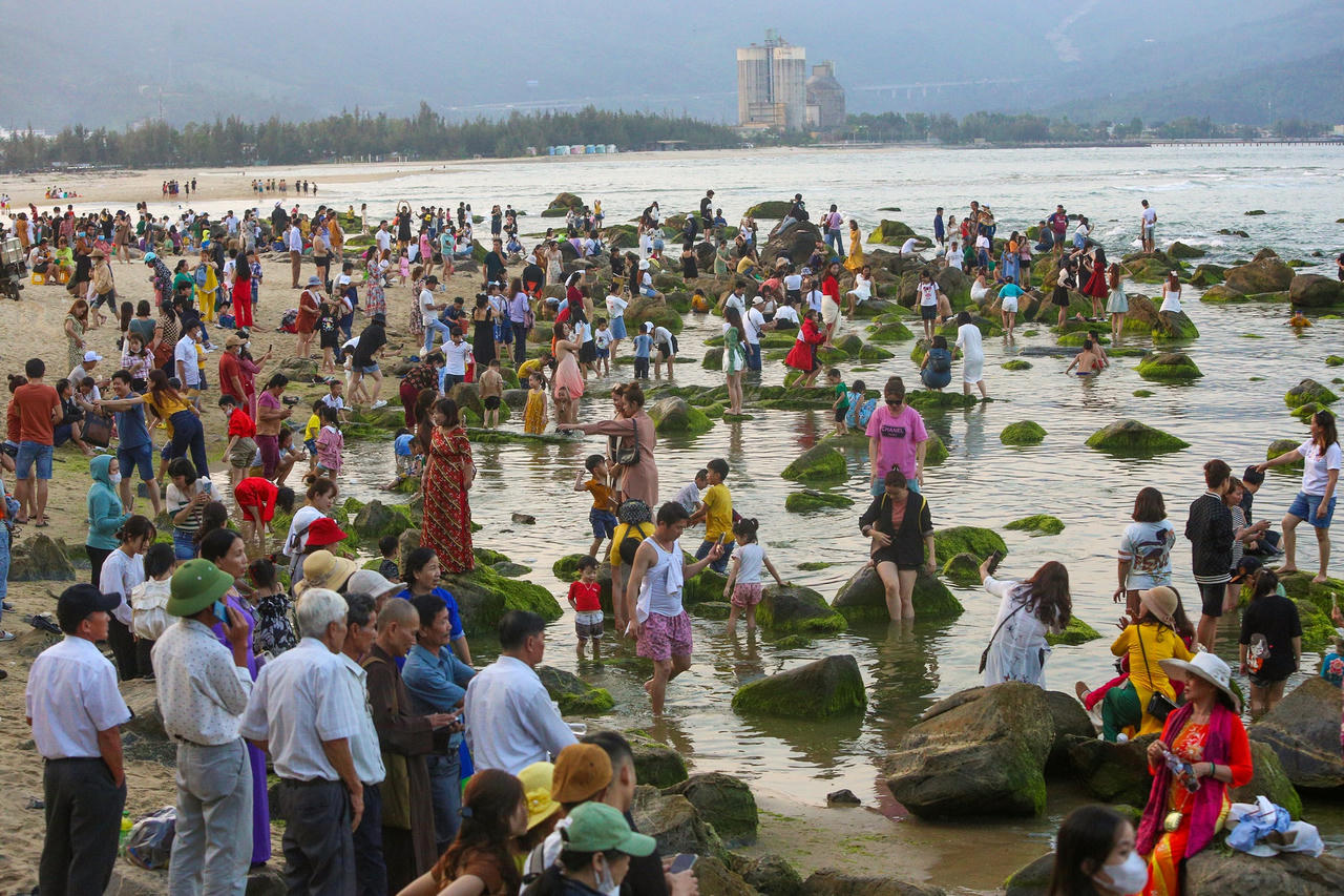 Nghềnh đá Nam ô xanh mướt như ngọc: Người dân và du khách đổ xô đến check in