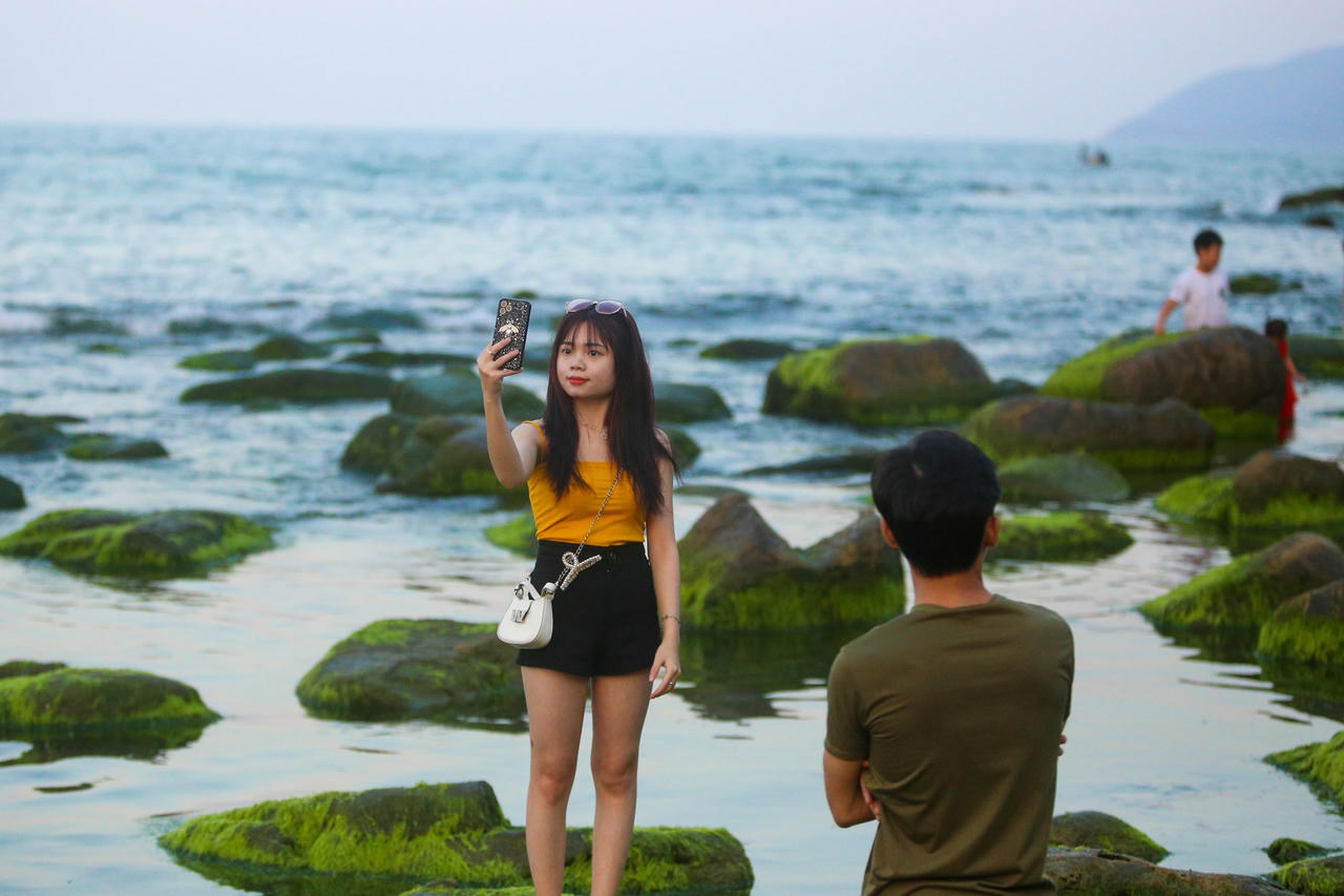 Nghềnh đá Nam ô xanh mướt như ngọc: Người dân và du khách đổ xô đến check in