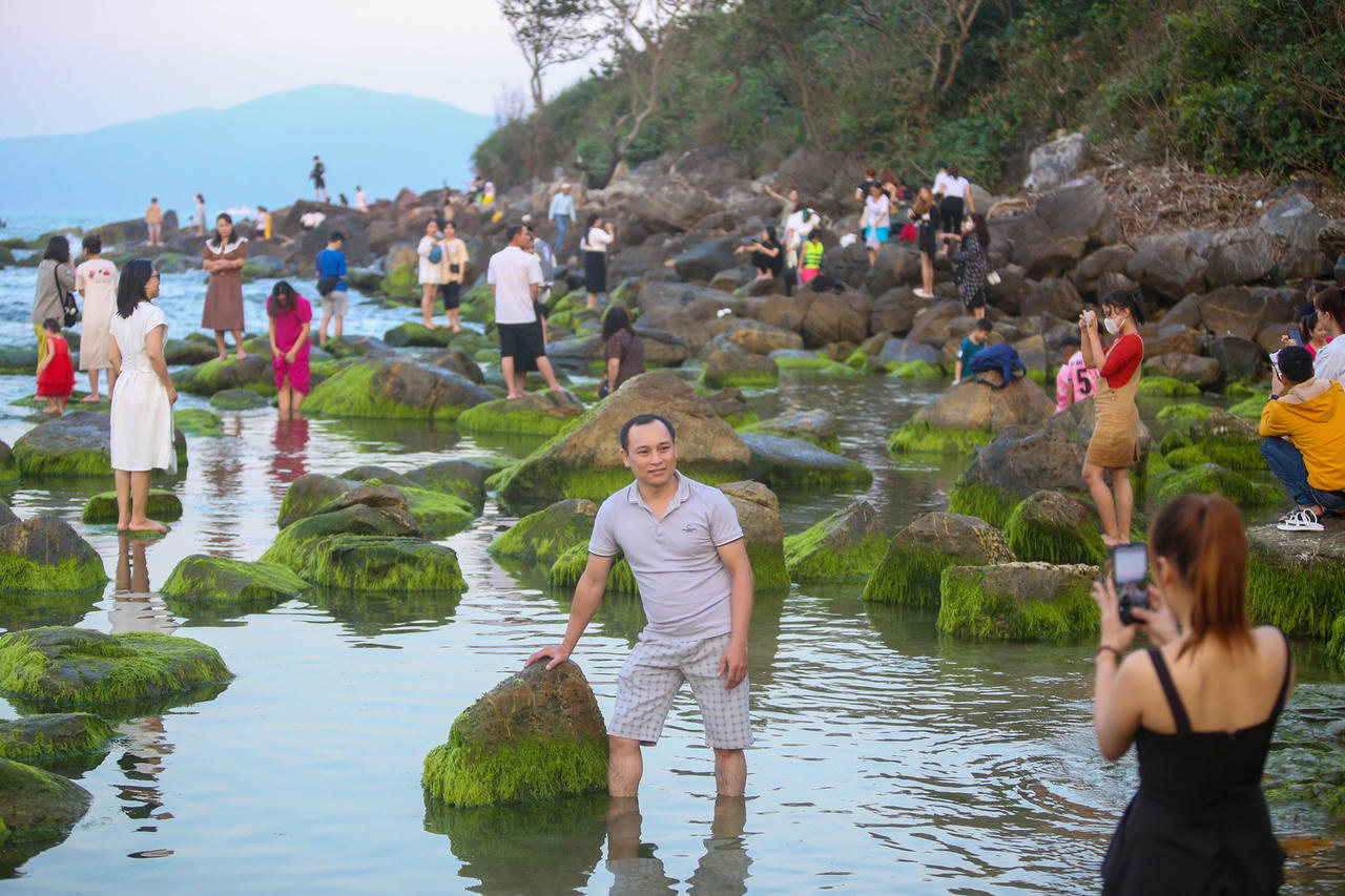 Nghềnh đá Nam ô xanh mướt như ngọc: Người dân và du khách đổ xô đến check in