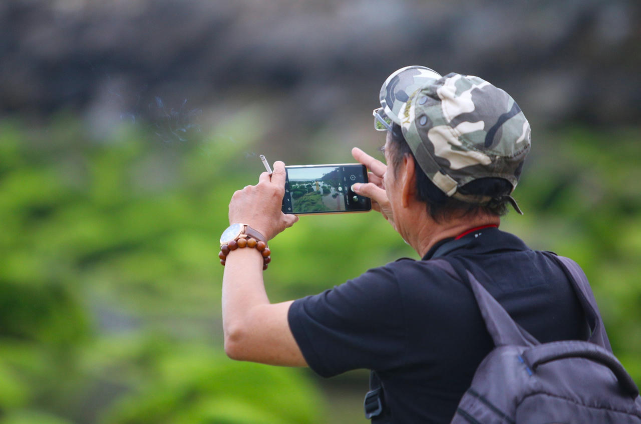 Nghềnh đá Nam ô xanh mướt như ngọc: Người dân và du khách đổ xô đến check in