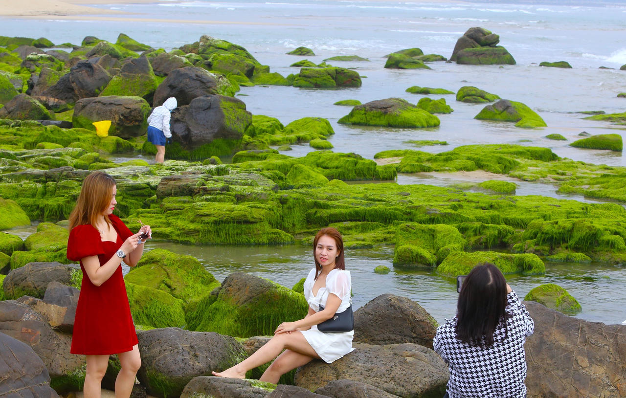 Nghềnh đá Nam ô xanh mướt như ngọc: Người dân và du khách đổ xô đến check in