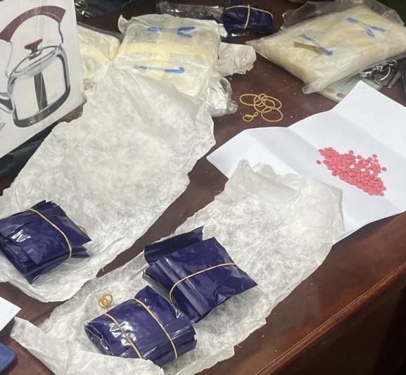 Bắt nam thanh niên vận chuyển 16.000 viên hồng phiến