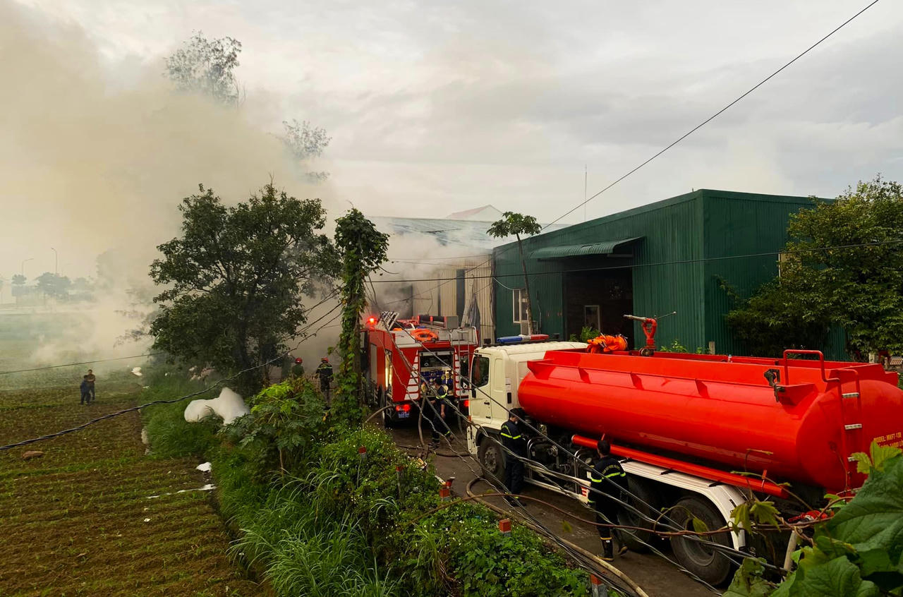 Cháy lớn tại kho than củi 200 tấn ở Quảng Ngãi