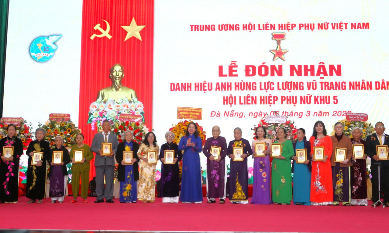Hội Liên hiệp phụ nữ Khu 5 đón đón nhận danh hiệu Anh hùng lực lượng vũ trang nhân dân