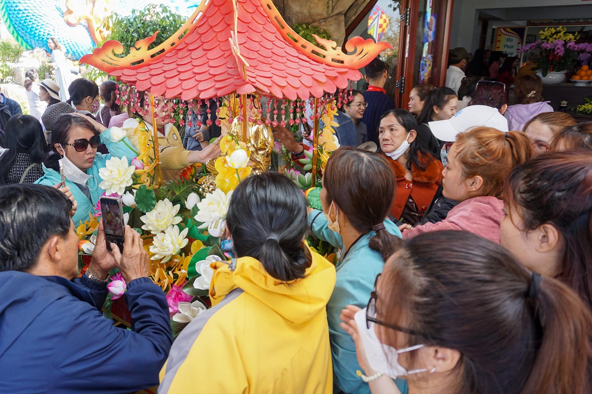 "Biển người" chen chân dự lễ hội Quán Thế Âm 2023