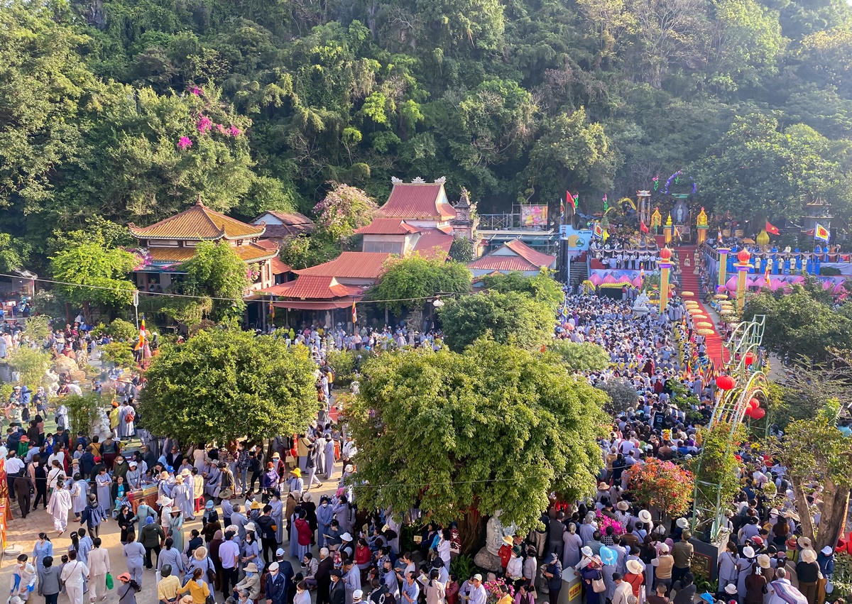 "Biển người" chen chân dự lễ hội Quán Thế Âm 2023