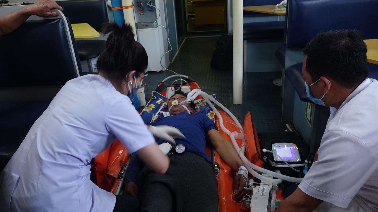 Cứu nạn kịp thời ngư dân bị tai biến khi đang đánh cá trên biển