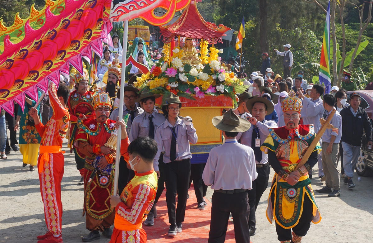 "Biển người" chen chân dự lễ hội Quán Thế Âm 2023