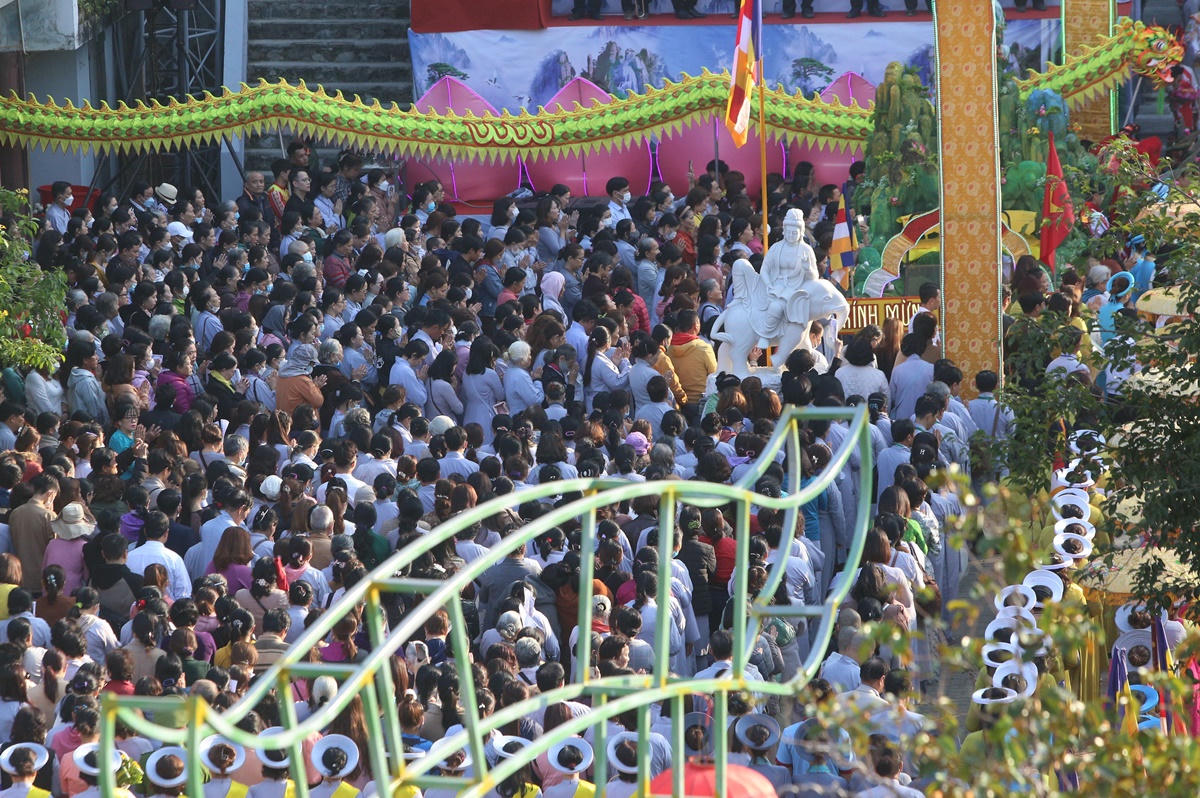 "Biển người" chen chân dự lễ hội Quán Thế Âm 2023