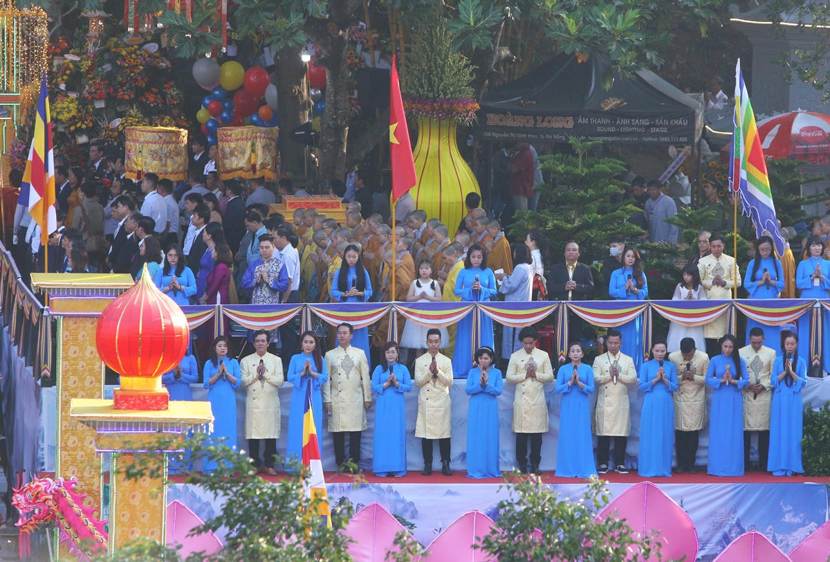 "Biển người" chen chân dự lễ hội Quán Thế Âm 2023