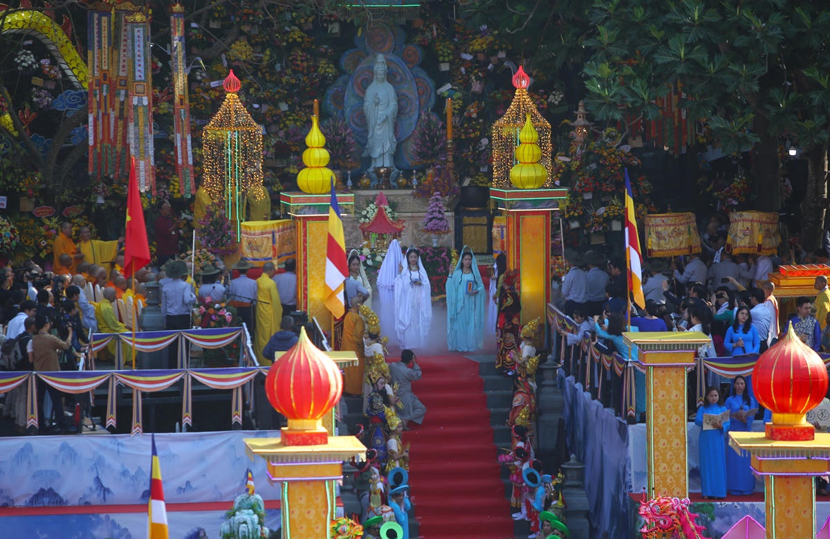 "Biển người" chen chân dự lễ hội Quán Thế Âm 2023