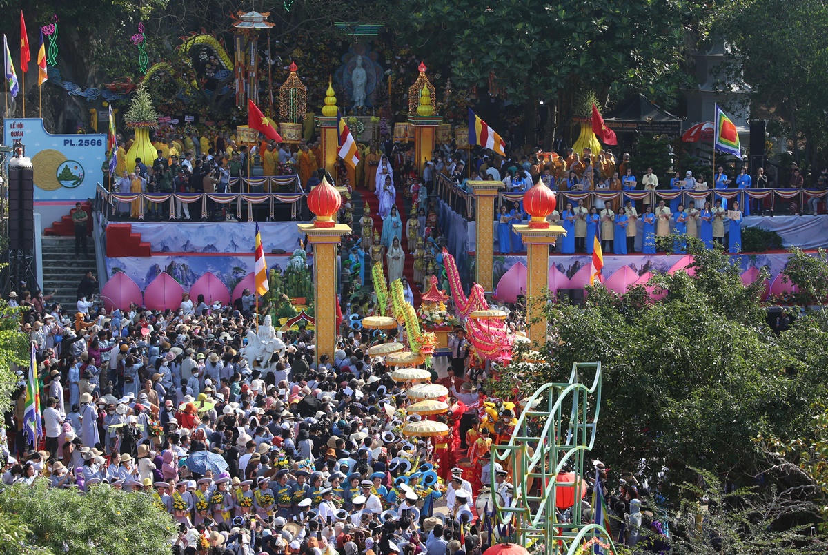 "Biển người" chen chân dự lễ hội Quán Thế Âm 2023