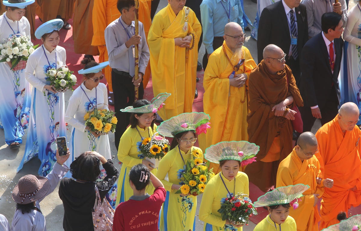 "Biển người" chen chân dự lễ hội Quán Thế Âm 2023