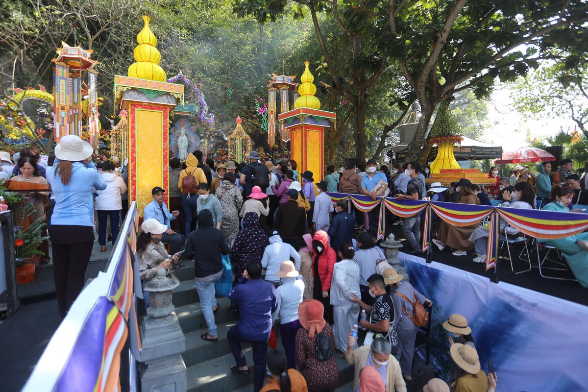 "Biển người" chen chân dự lễ hội Quán Thế Âm 2023