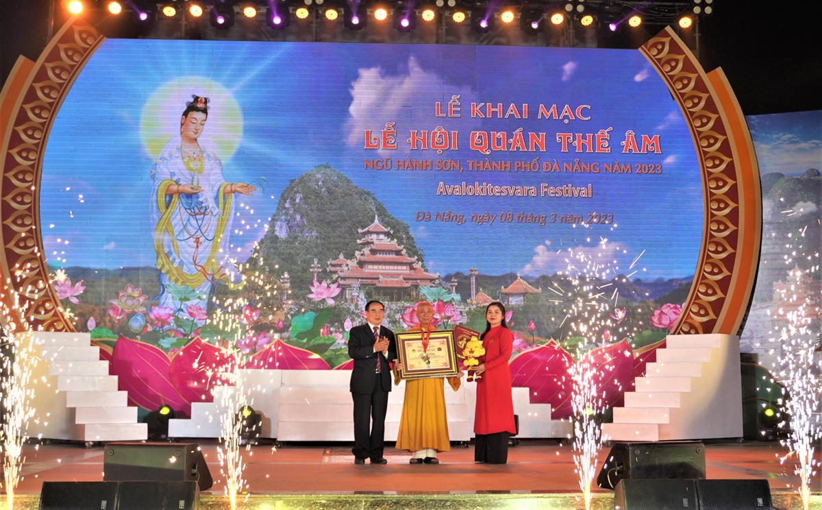 "Biển người" chen chân dự lễ hội Quán Thế Âm 2023