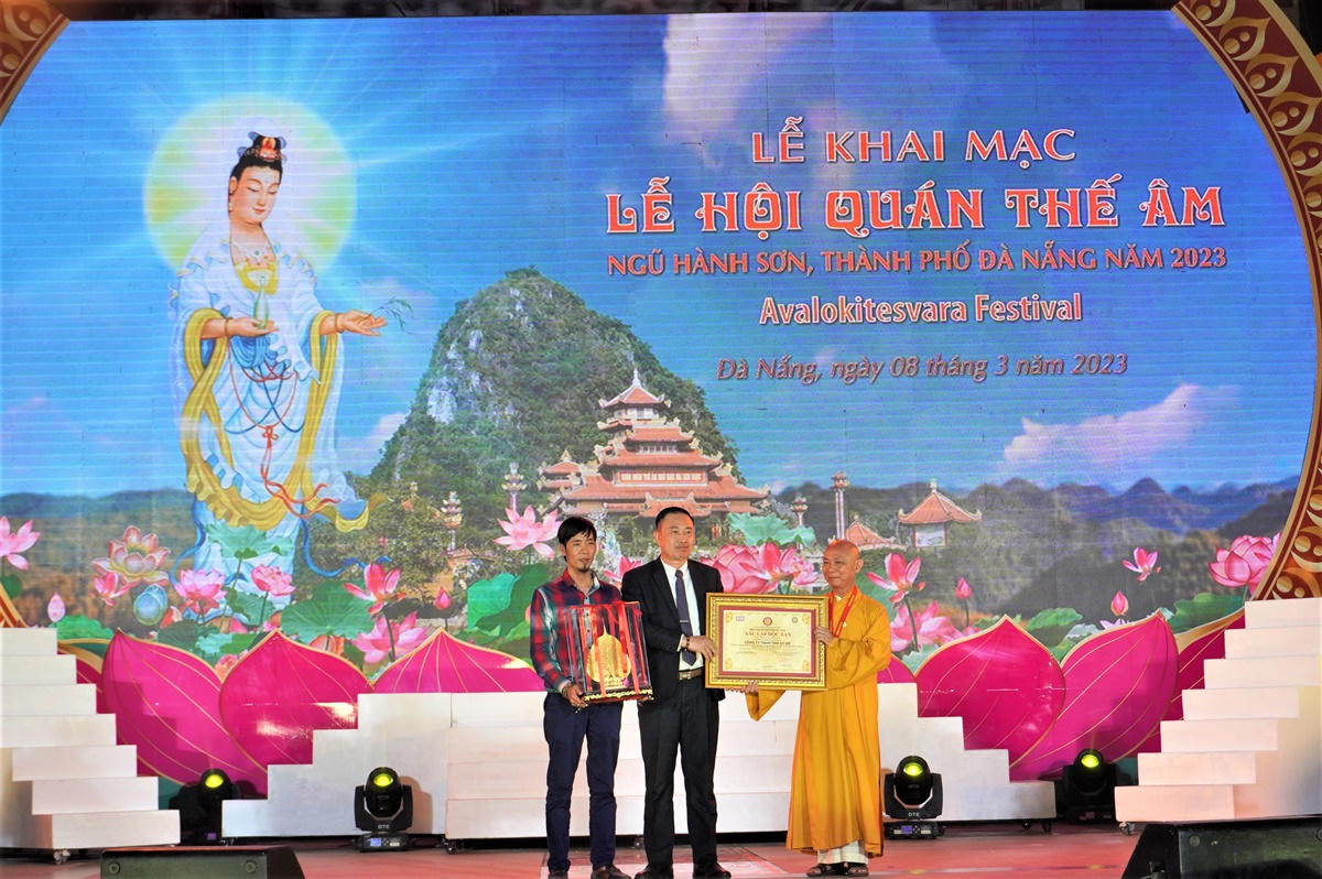 "Biển người" chen chân dự lễ hội Quán Thế Âm 2023