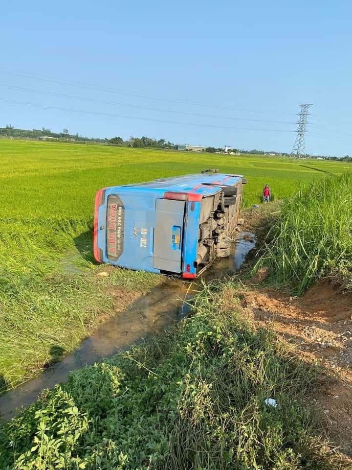 Lật xe khách trên QL1A, tài xế tử vong, nhiều người bị thương