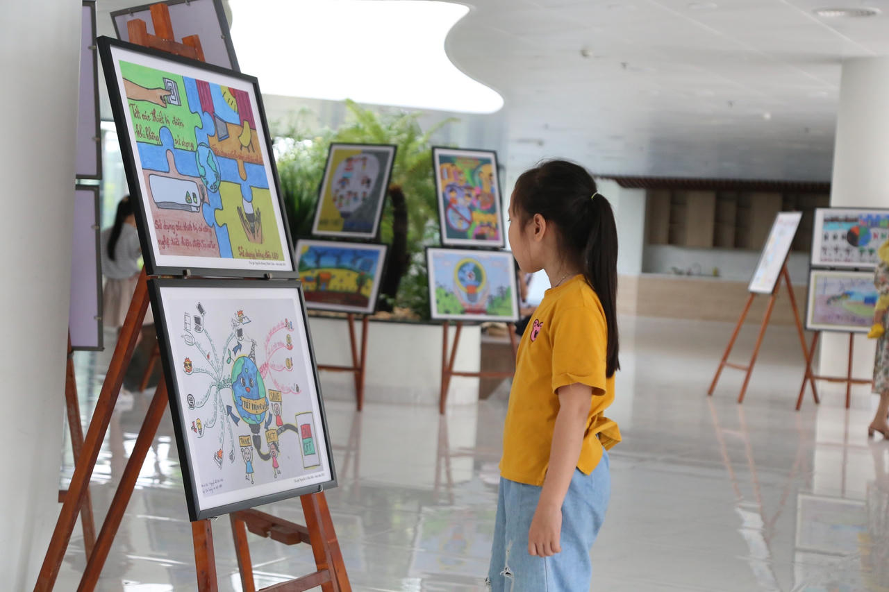 Trẻ em hào hứng vẽ tranh, dựng video… tuyên truyền tiết kiệm điện