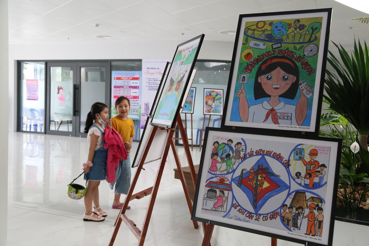 Trẻ em hào hứng vẽ tranh, dựng video… tuyên truyền tiết kiệm điện