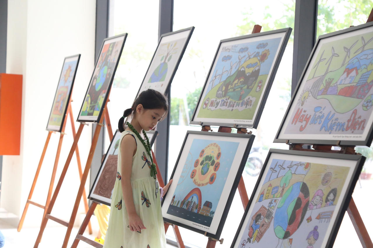 Trẻ em hào hứng vẽ tranh, dựng video… tuyên truyền tiết kiệm điện