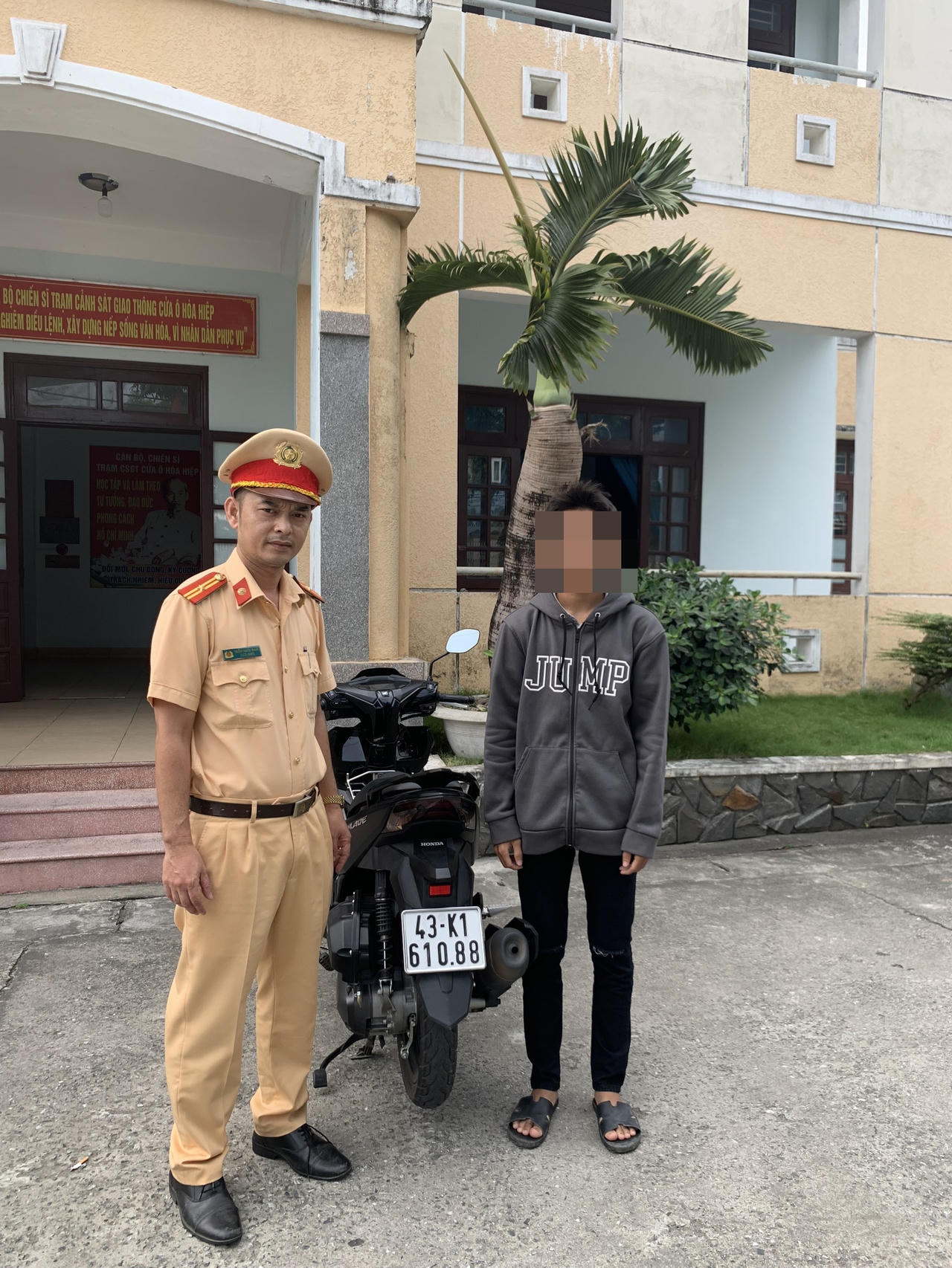 Xử phạt thanh niên buông 2 tay chạy xe máy ở đèo Hải Vân rồi quay TikTok