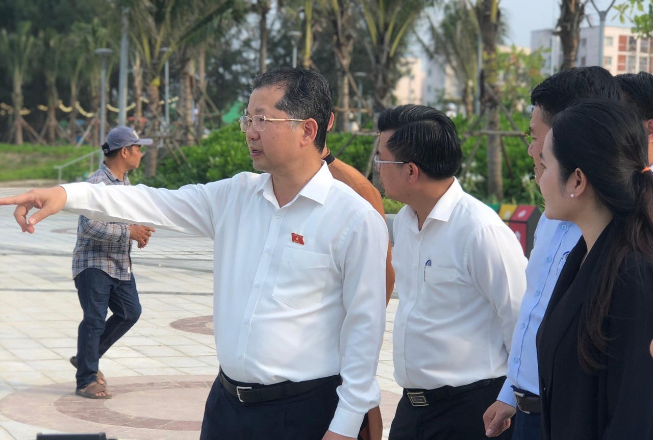 Bí thư Đà Nẵng thăm, kiểm tra tuyến phố ăn vặt mới khai trương 