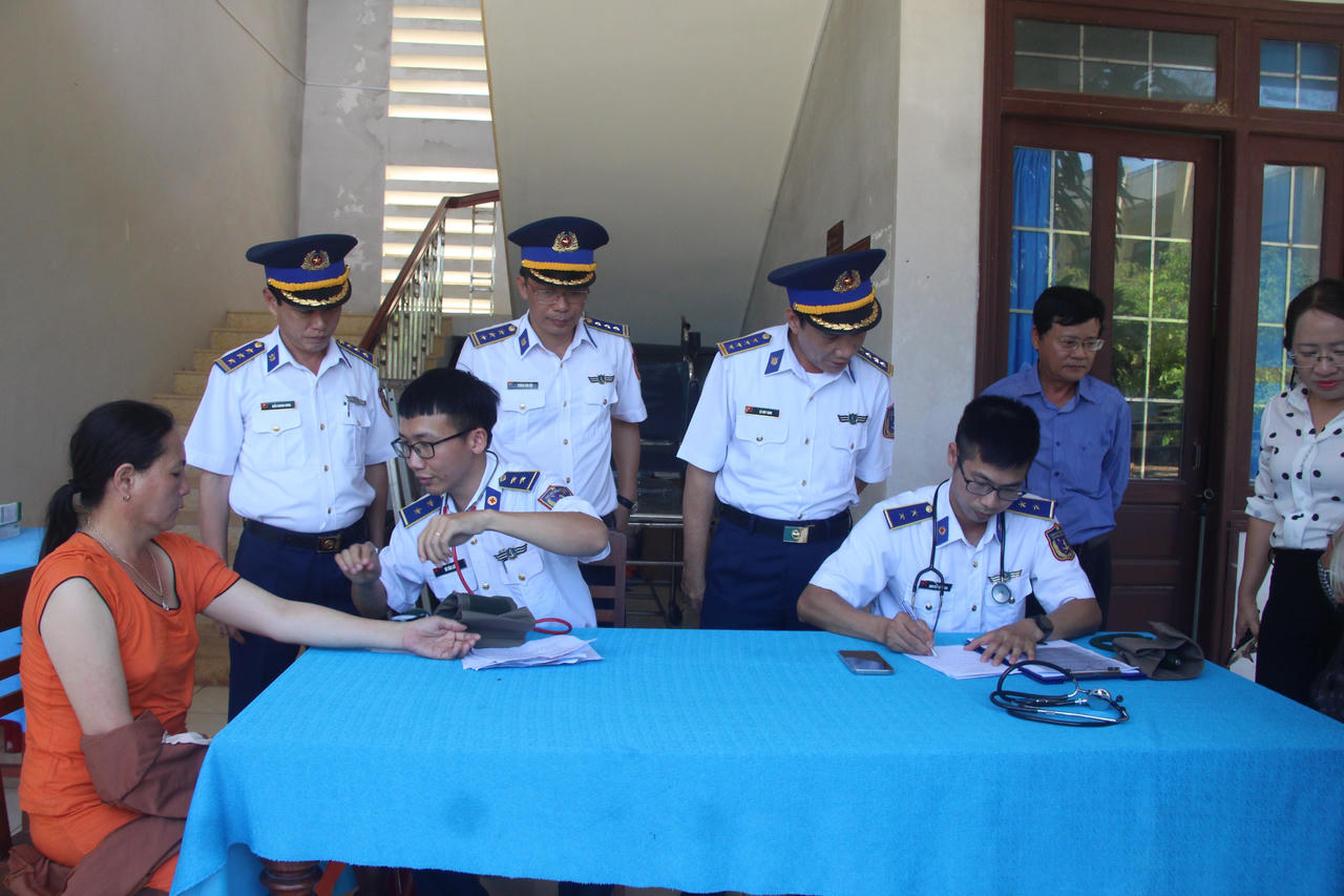 Cảnh sát biển đồng hành với ngư dân đảo Lý Sơn