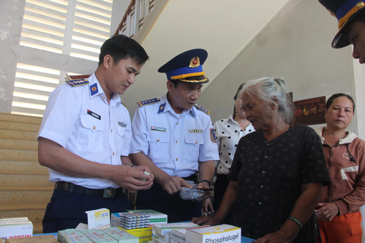 Cảnh sát biển đồng hành với ngư dân đảo Lý Sơn