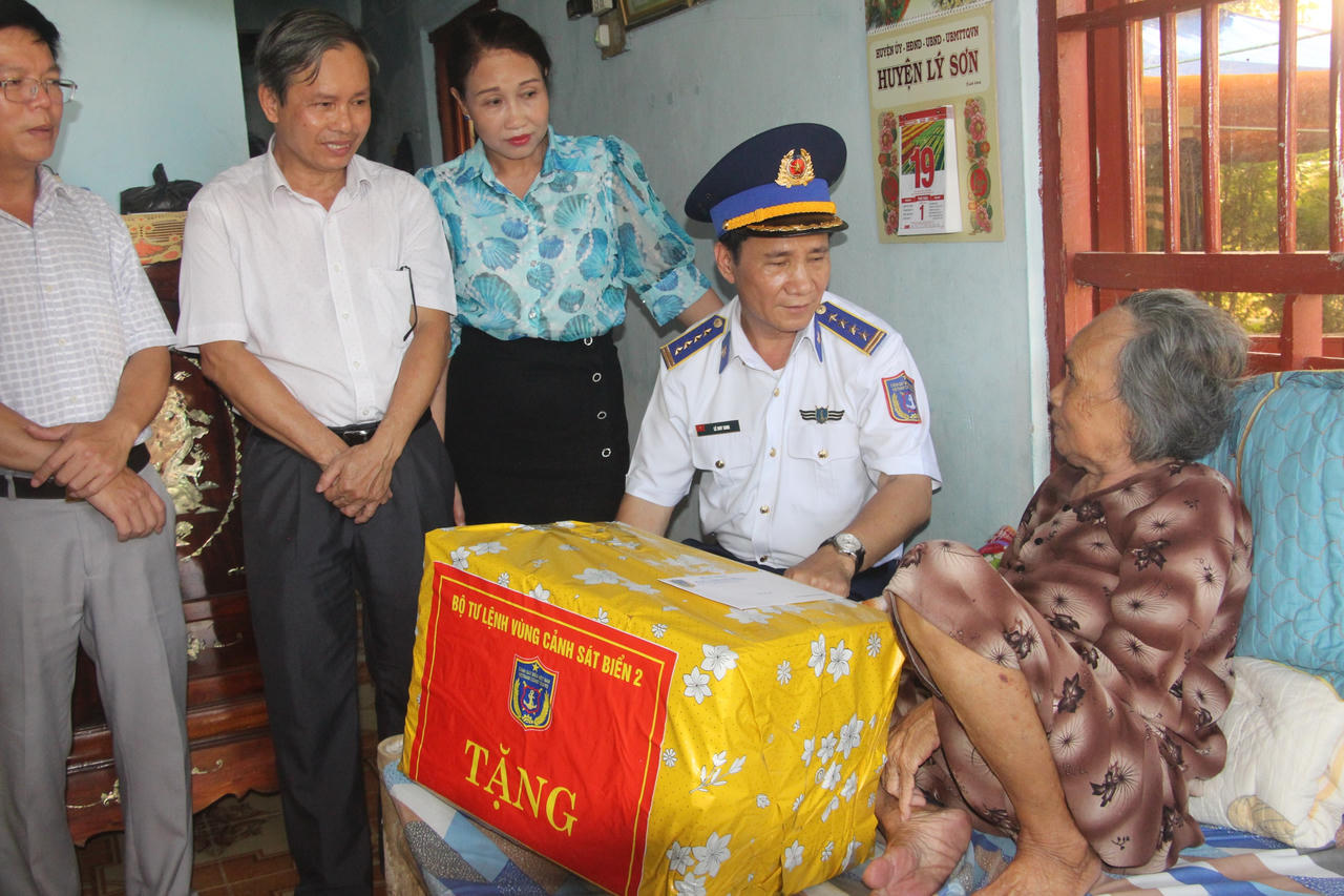 Cảnh sát biển đồng hành với ngư dân đảo Lý Sơn