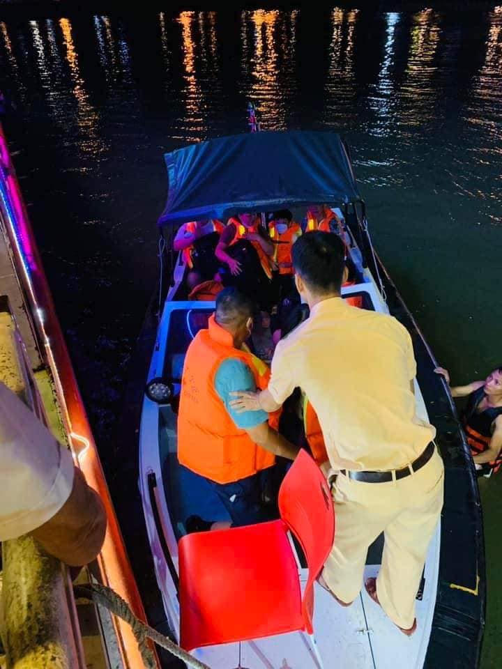 Tàu du lịch chở 70 khách bị mắc cạn trên sông Hàn