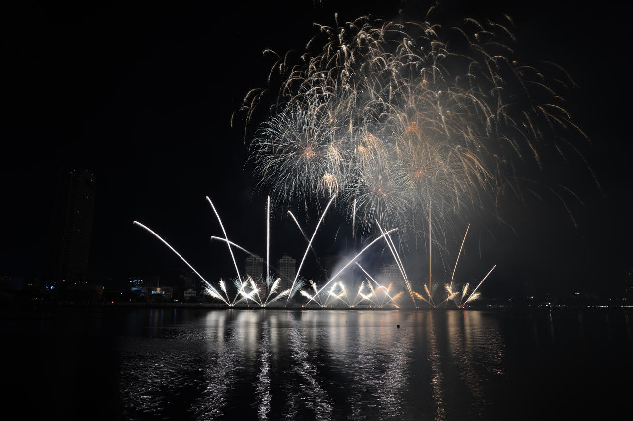 Hai cựu vương Úc và Ý thắp sáng sông Hàn trong đêm Chinh phục những ước mơ