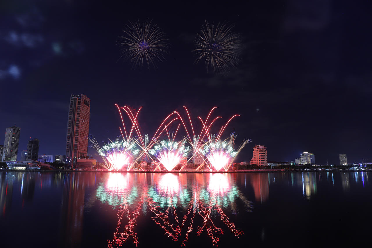 Hai cựu vương Úc và Ý thắp sáng sông Hàn trong đêm Chinh phục những ước mơ