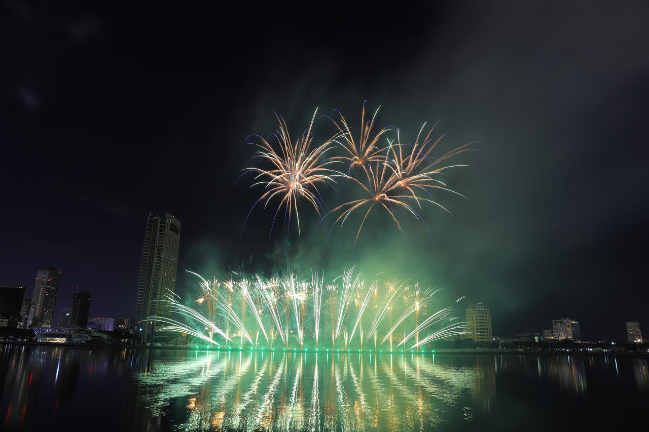 Hai cựu vương Úc và Ý thắp sáng sông Hàn trong đêm Chinh phục những ước mơ