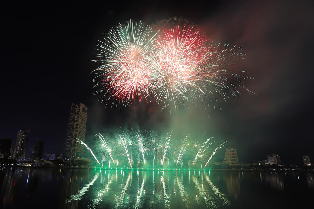 Hai cựu vương Úc và Ý thắp sáng sông Hàn trong đêm Chinh phục những ước mơ