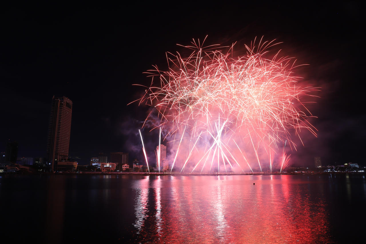 Hai cựu vương Úc và Ý thắp sáng sông Hàn trong đêm Chinh phục những ước mơ