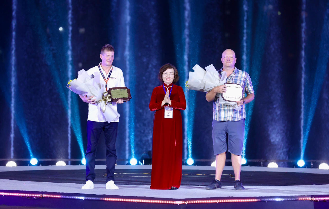 Anh và Ba Lan khắc họa vẻ đẹp thiên nhiên trên nền trời Đà Nẵng